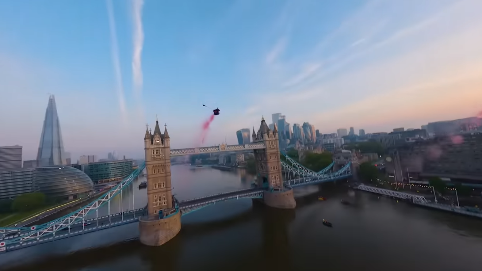 Le saut de deux parachutistes en wingsuit à travers le Tower Bridge de Londres